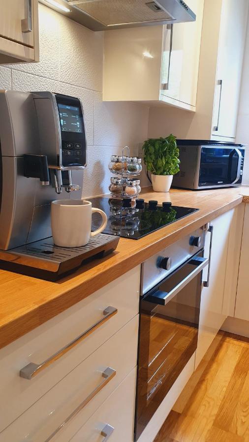 Cheerful 1 Private Room-ensuite With Free Parking Homestay Silverdale (Staffordshire)